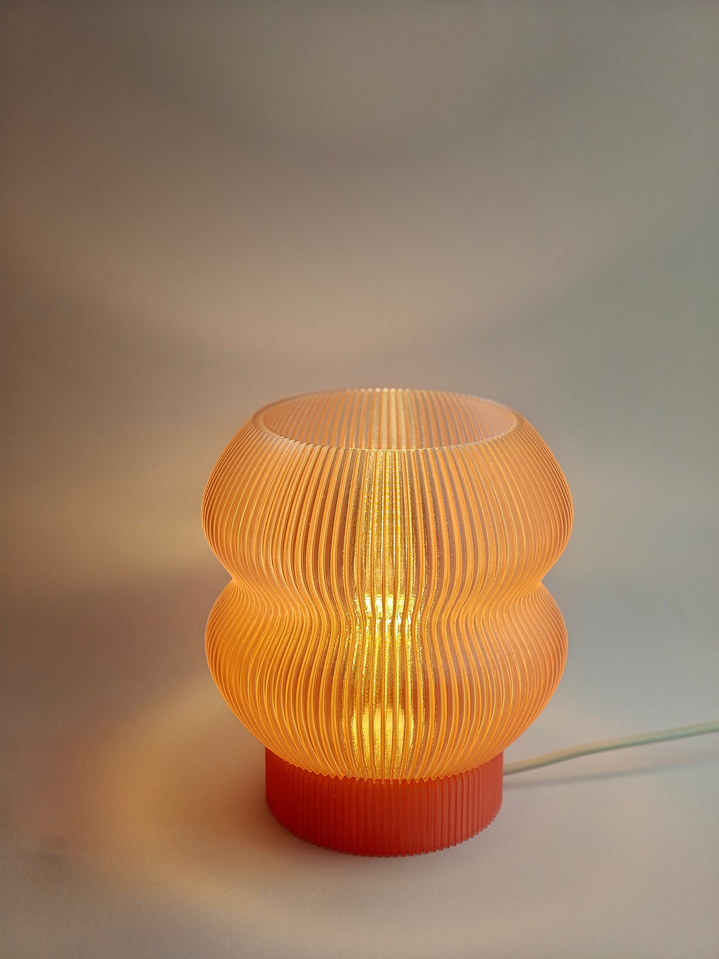 Lampă de masă imprimată 3D Aura Ripple | Iluminat ambiental modern