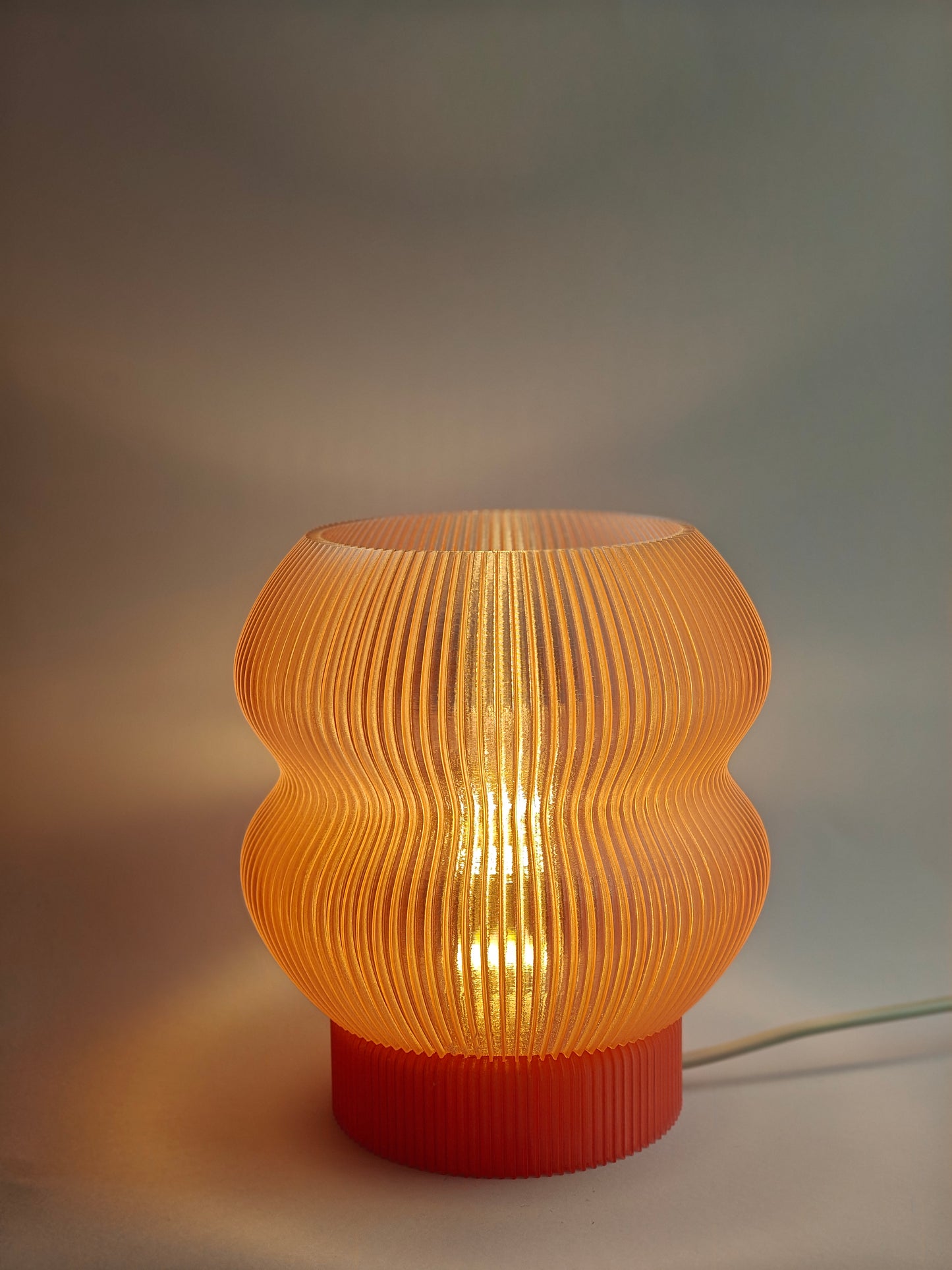 Lampă de masă imprimată 3D Aura Ripple | Iluminat ambiental modern