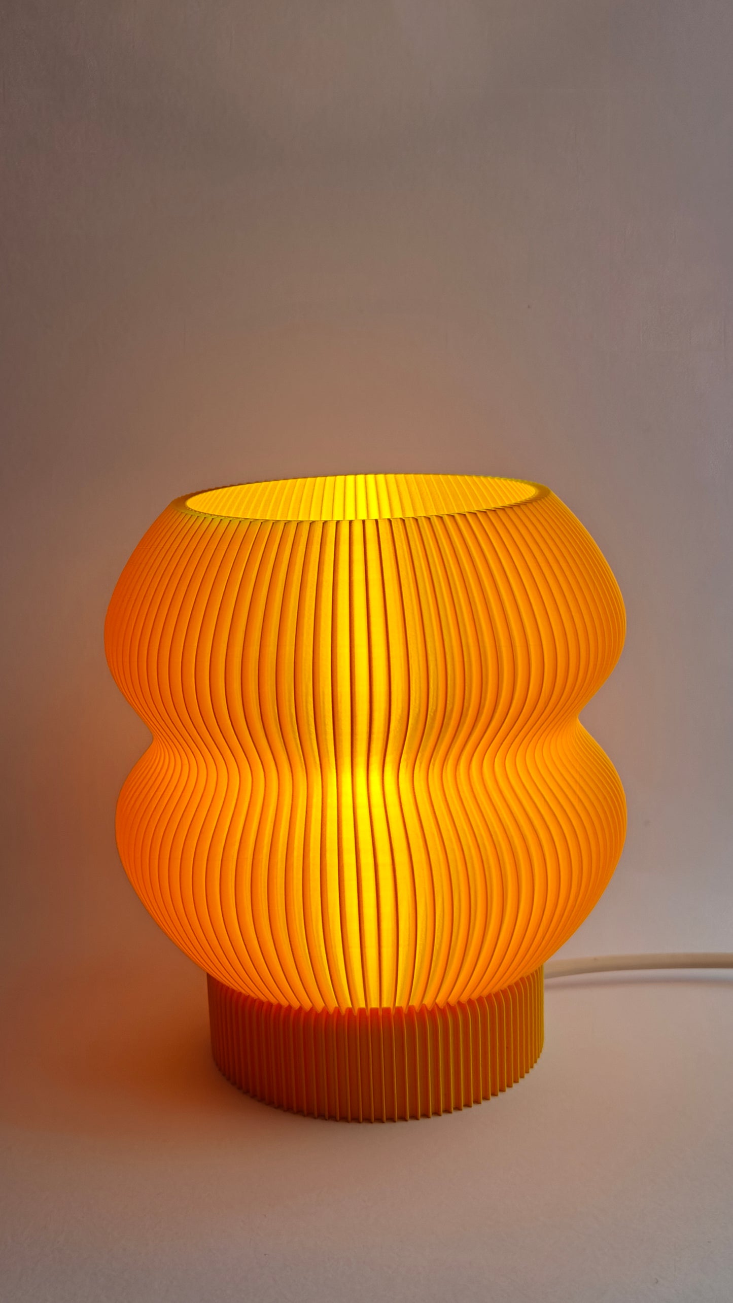 Lampă de masă imprimată 3D Aura Ripple | Iluminat ambiental modern