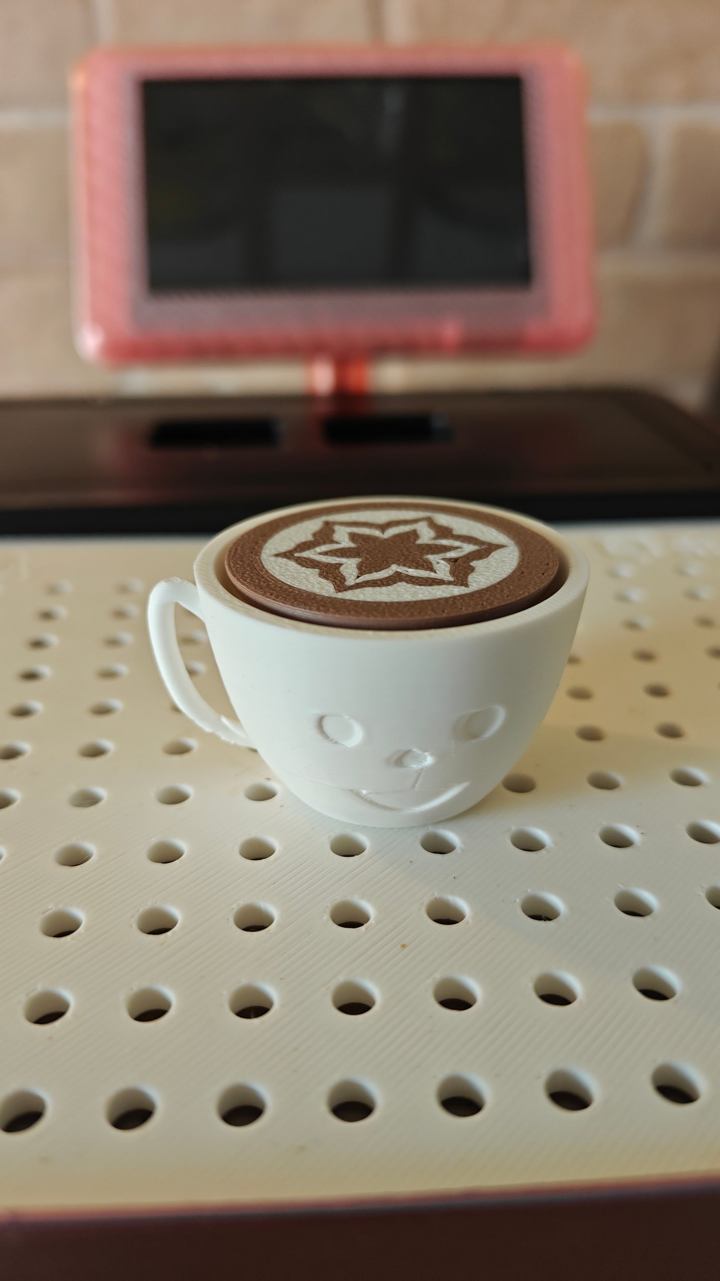 Breloc Fidget Latte Art – Cană Cappuccino printată 3D cu 2 fețe, click anti-stres, jucărie de birou