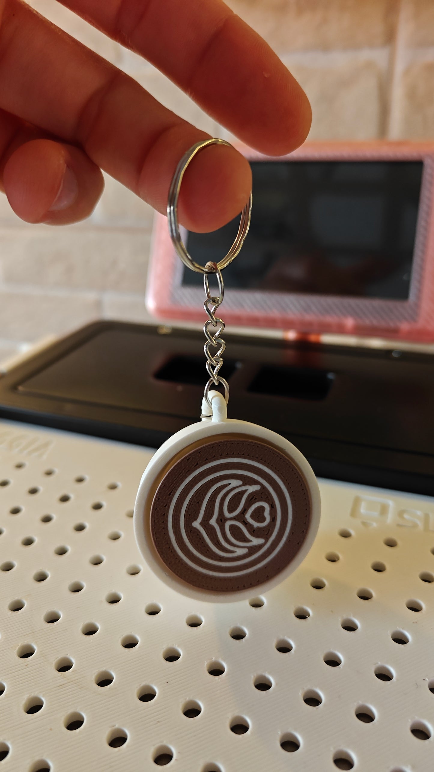 Breloc Fidget Latte Art – Cană Cappuccino printată 3D cu 2 fețe, click anti-stres, jucărie de birou