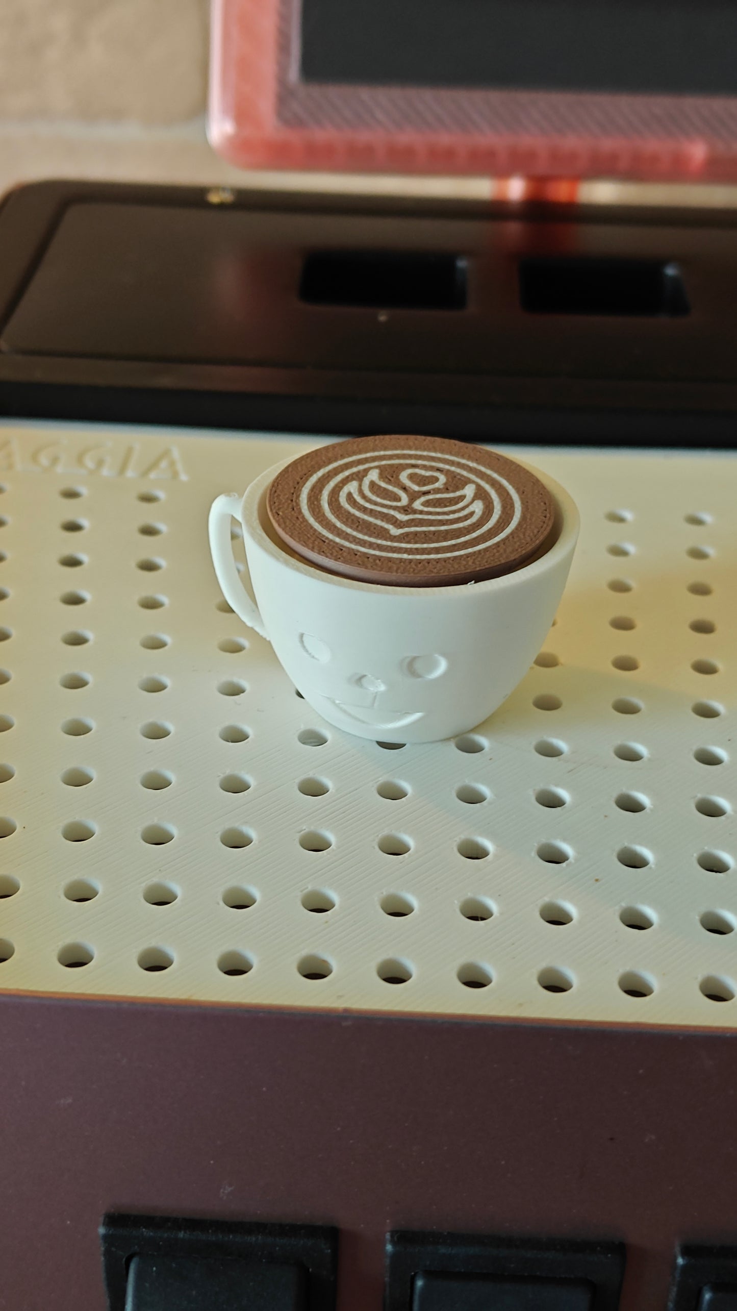 Breloc Fidget Latte Art – Cană Cappuccino printată 3D cu 2 fețe, click anti-stres, jucărie de birou